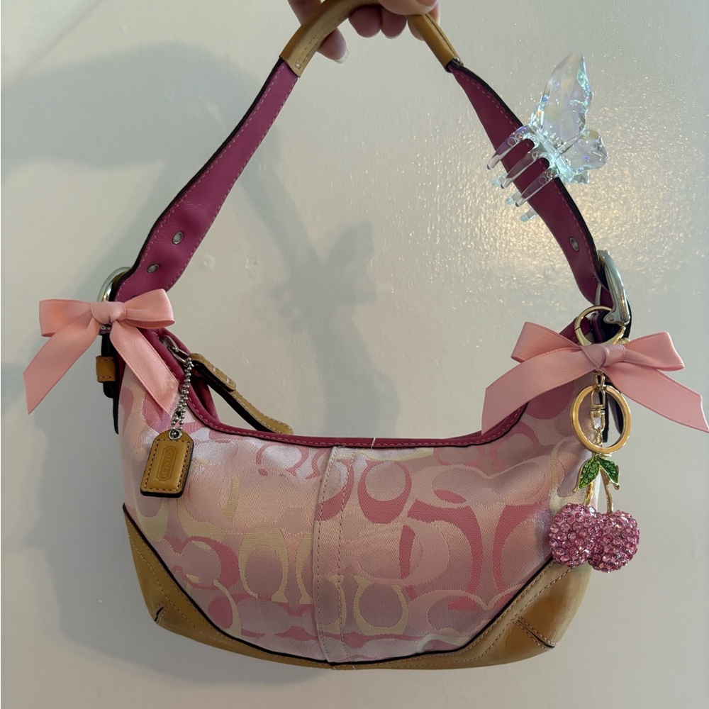 SOLD ON INSTAGRAM 🎀 Y2k Pink Coach Soho Signature C 🎀